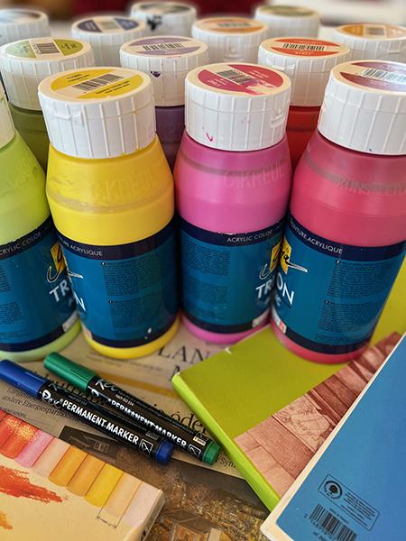 Acrylfarben und Papier